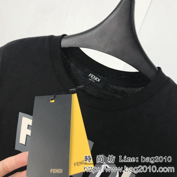 Fend芬迪 19ss早春新款 官網同步發售 錯亂字母印花 白色男款短袖 ydi2375